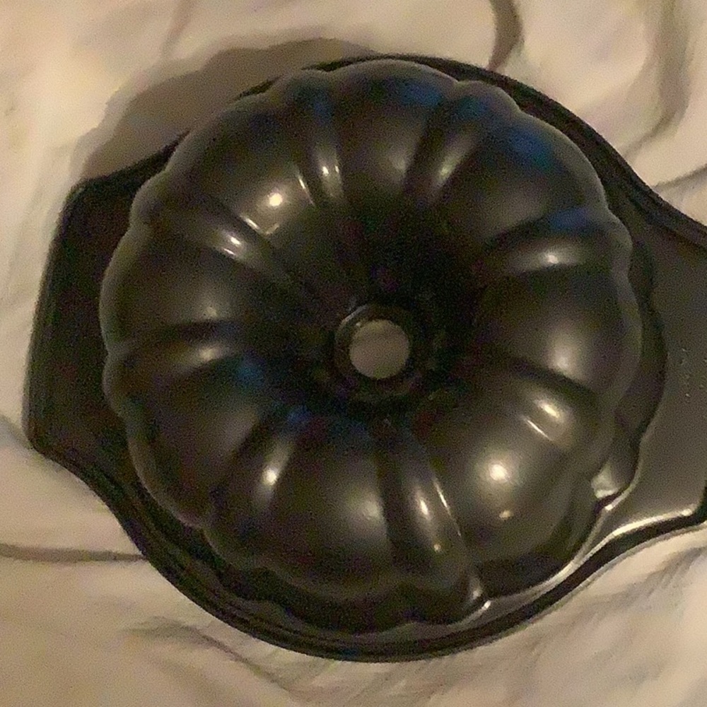 NWOT Wilton Bundt pan - Picture 4 of 4
